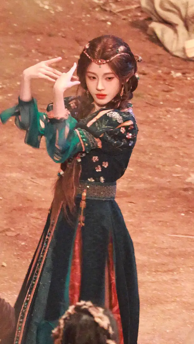 鞠婧祎身着民族华服篝火畔舞动，风情万种美成诗篇