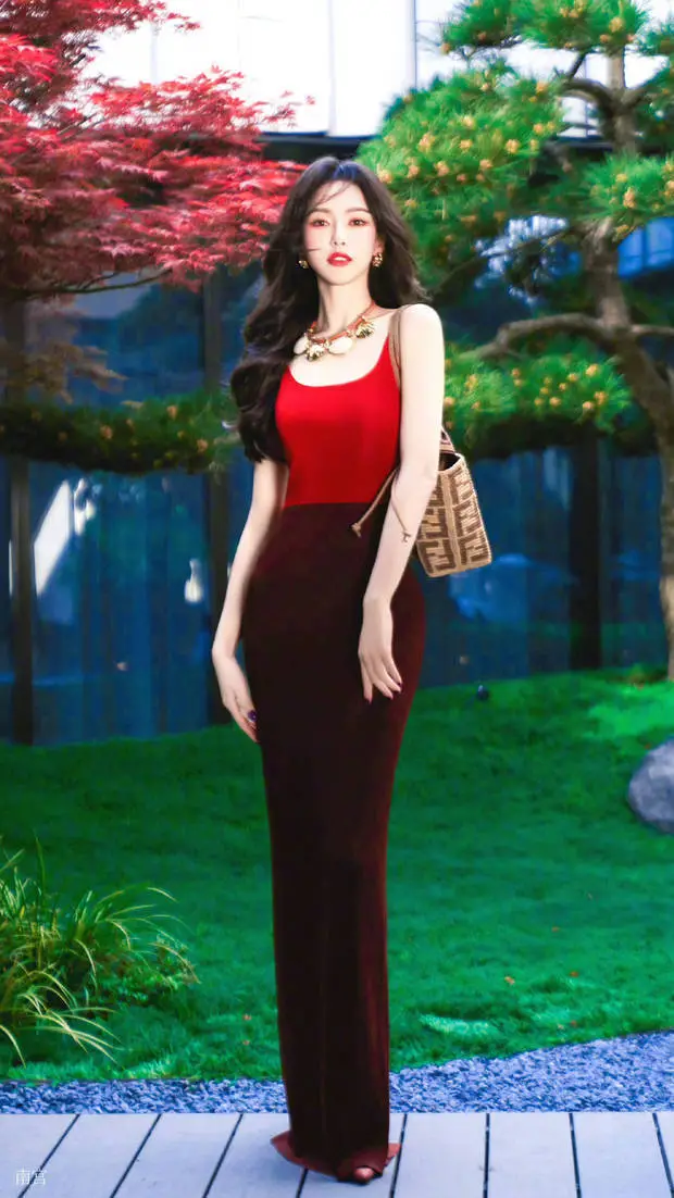 唐嫣单肩背包知性优雅。