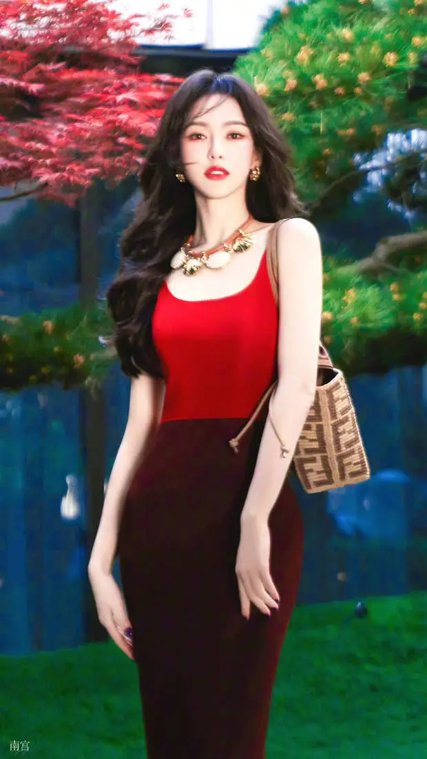 唐嫣穿修身长裙秀出纤细腰肢。
