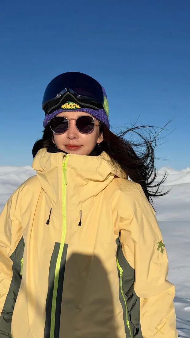 李冰冰绽放温柔笑容,超迷人。