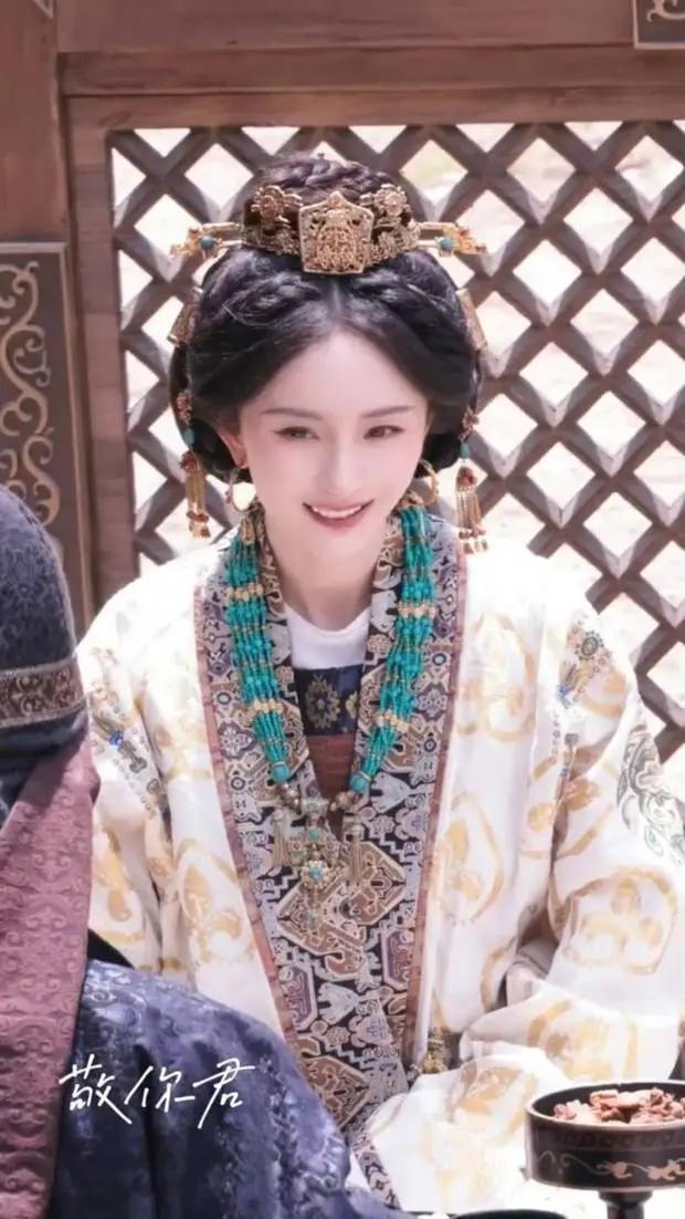 搜狐娱乐讯 4月26日，杨幂《江山大同》路透公开，照片里的她盘发造型端庄大气，整个人气场全开。