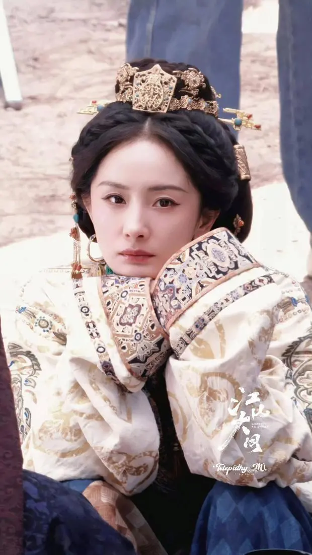 杨幂流露出可爱的一面。