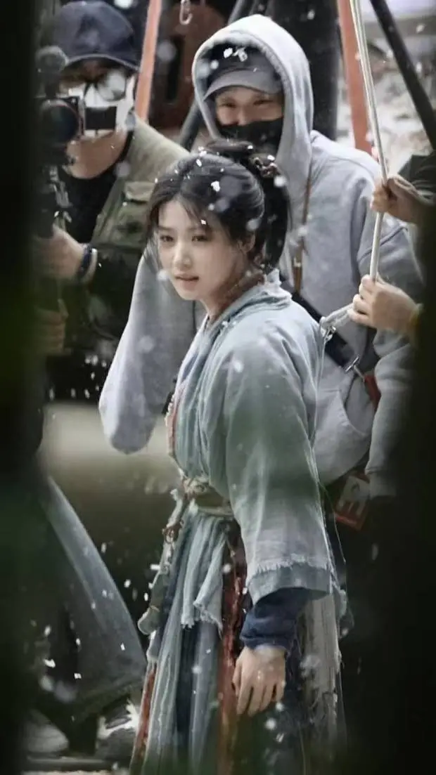 卢昱晓在雪中回眸，灵动清丽。