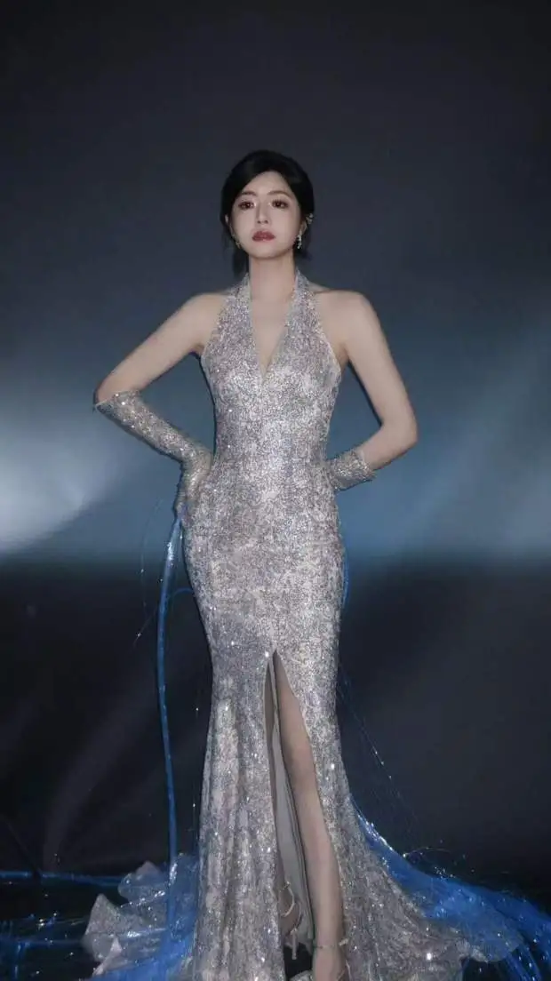 陈妍希穿人鱼裙显曼妙身姿。