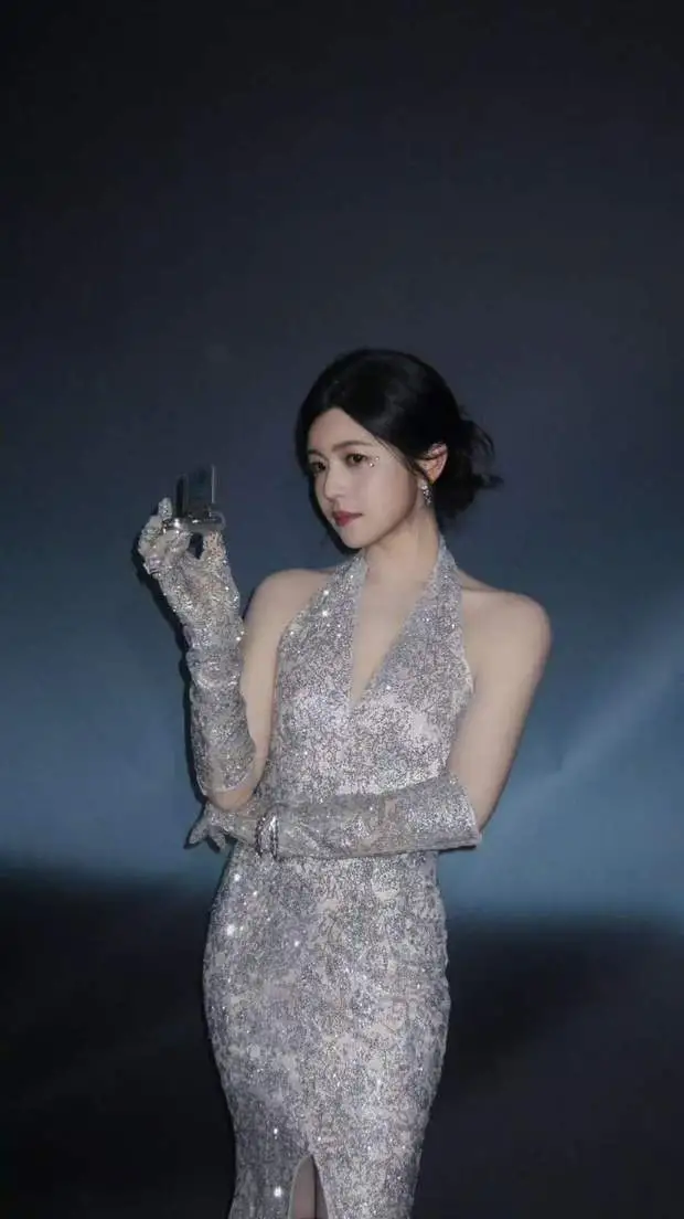 陈妍希眼妆显精致灵动。