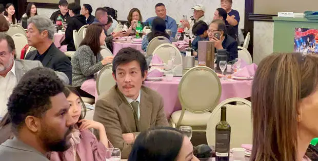 陈冠希标志性的小胡子被众多网友调侃神似《名侦探柯南》中的&ldquo;毛利小五郎&rdquo;。