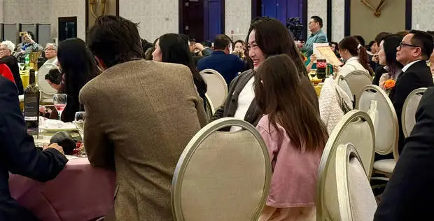 陈冠希一家三口互动温馨。