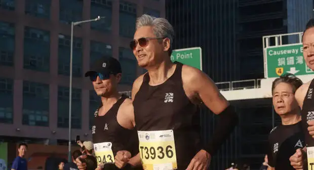 周润发此次回归10公里组别参赛，此前他还定下了80岁半马跑进2小时的长远目标。而且周润发要陪着几位同样年过七旬的艺人朋友一起完赛，并且希望通过这种方式鼓励更多年长的人走出家门一起运动。