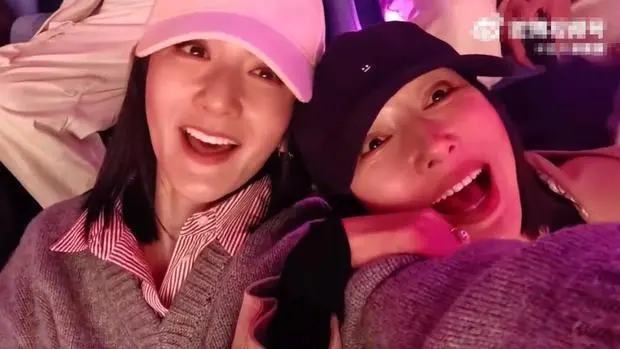 谢娜秦岚合影。