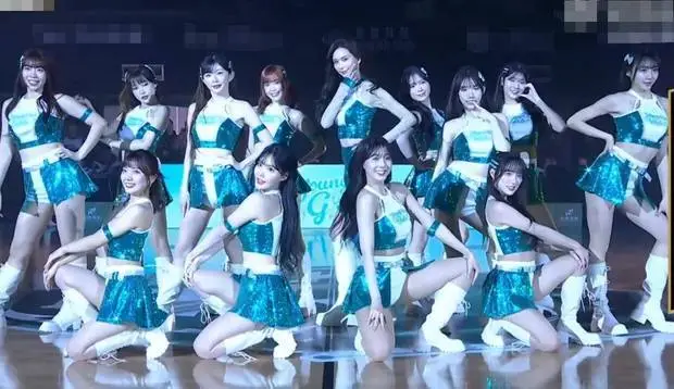 林志玲与众多美少女一同热舞。