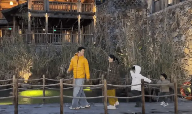 李嘉格还透露称，两个孩子日常场合称其男友为"哥哥"，游戏玩耍时则直呼其昵称"小董"。