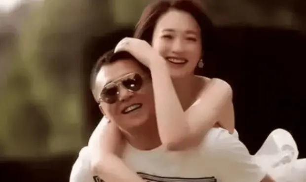 据悉，2014年6月，李小冉被拍到和一男子在长春登记结婚，男方是制片人徐佳宁。6月24日，李小冉晒出自己与老公的牵手照，首度承认领证结婚。2015年8月8日，李小冉与徐佳宁在布鲁塞尔举行婚礼。2026年7月13日，八卦媒体爆料称李小冉与徐佳宁离婚。