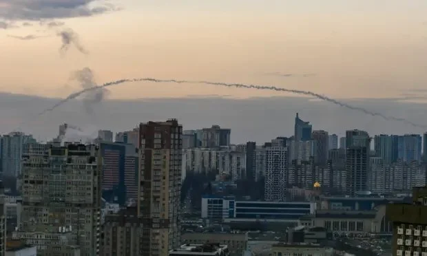 当地时间29日上午,乌克兰防空系统拦截俄罗斯向基辅发射的导弹 图源:英国《卫报》