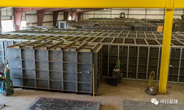加州一座地堡工厂内部放置了很多准备出售的埋入式地堡。图：卫报