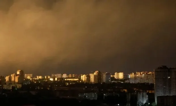 5月16日，俄罗斯对乌克兰首都基辅实施导弹打击，天空被照亮。图源：英媒