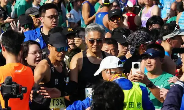 周润发被人群包围。