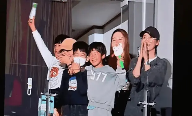 陈妍希谢楠两家人一起开心互动，情意真挚。