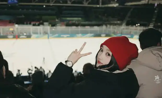 关晓彤单手比耶。