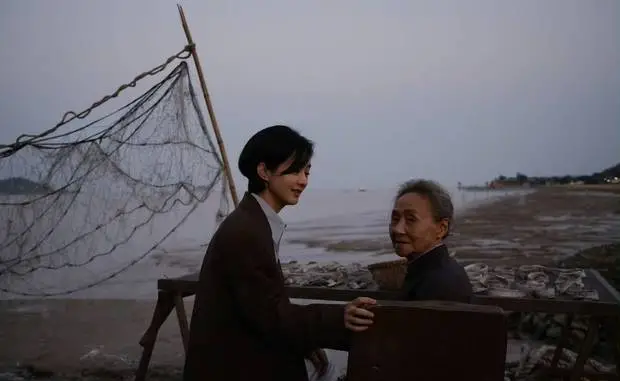 赵丽颖轻扶椅背，深情看向吴彦姝。