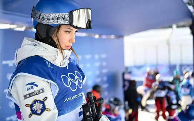 谷爱凌在比赛中眼神尖锐。