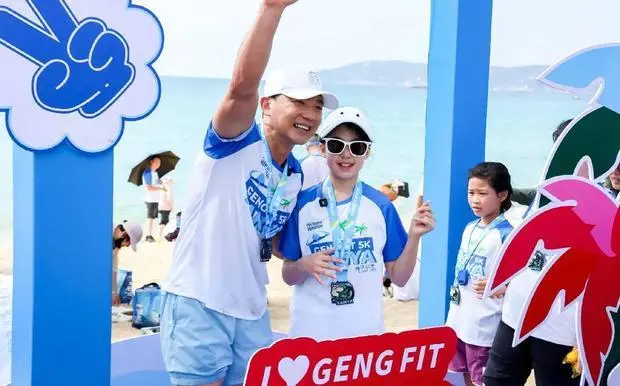 刘畊宏透露小泡芙中途因晕车低血糖。