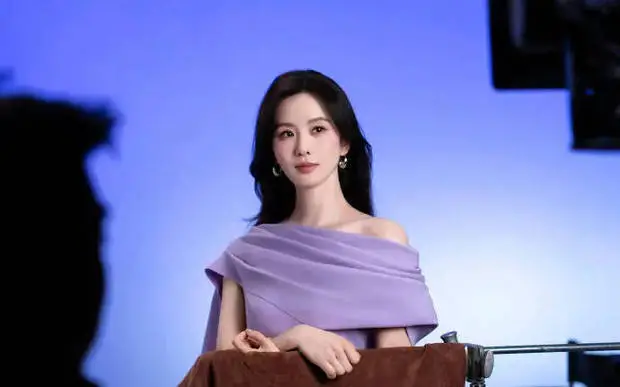 刘诗诗身穿紫色抹胸裙。