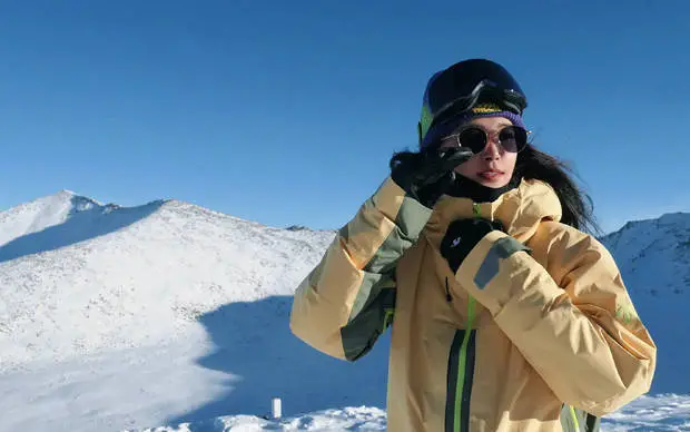 搜狐娱乐讯 近日,52岁李冰冰在社交平台上晒出一组滑雪照,她的皮肤白皙光滑,面容红润,气色超好!