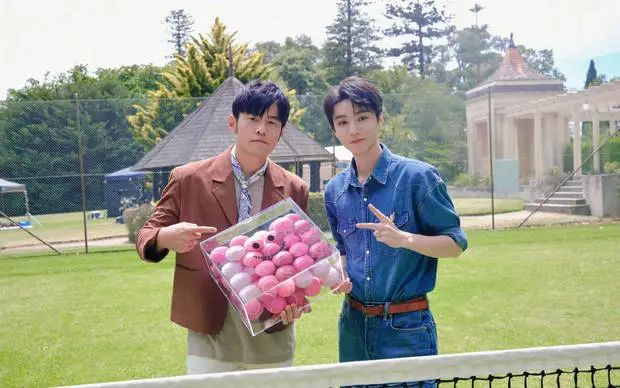 搜狐娱乐讯 13日，王俊凯在社交平台上晒出与周杰伦的合照，并配文称：&ldquo;没想到吧，还有！&rdquo;