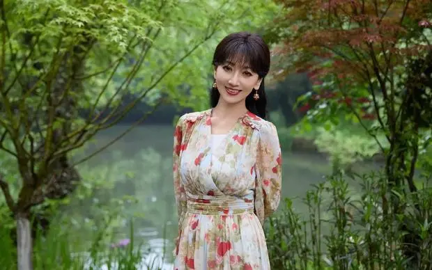 搜狐娱乐讯 22日，赵雅芝在社交平台上晒出一组春雨天户外美照，并配文称：&ldquo;濛濛微雨，雨落尘清，风润气新。&rdquo;