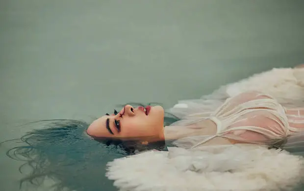 搜狐娱乐讯 近日，蔡依林在社交平台上晒出歌曲《Fish Love》MV的造型照，她上演&ldquo;美人出浴&rdquo;好性感，精彩画面超吸睛！