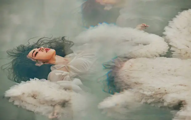 蔡依林漂浮在水面上，松弛感十足。