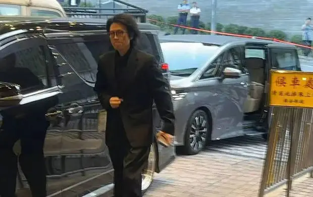 黄子华低调到场。