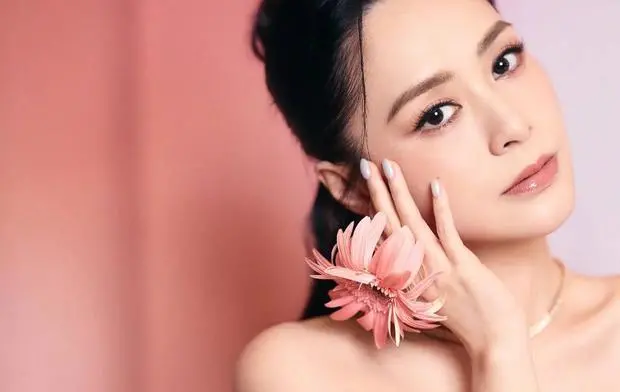 阿娇的五官精致，颜值能打。