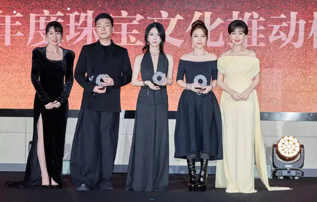 赵雅芝十分端庄大气！