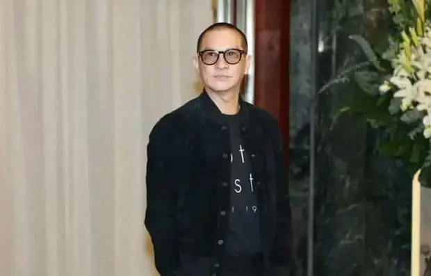 张家辉低调现身。