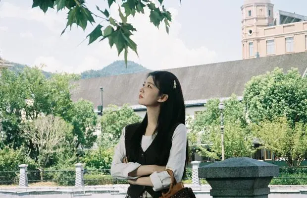 王楚然抬眸清新文艺。