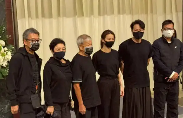 搜狐娱乐讯 据港媒17日报道，许绍雄追悼会在大围宝福纪念馆举行。下午三点开始，许绍雄圈中好友张家辉、佘诗曼、黄子华、黄宗泽、关礼杰、苗侨伟、谭俊彦、萧正楠、黄翠如、康华、梁靖琪、骆应钧、陈俊安、李国麟、邱礼涛、麦长青等陆续抵达悼念。