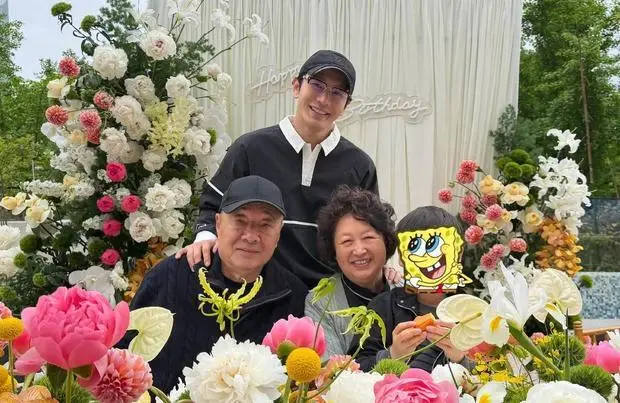 黄晓明和爸爸、妈妈、儿子一起拍照，好幸福的一家人。