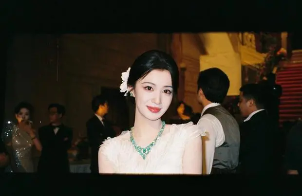 王楚然笑容温婉大方。