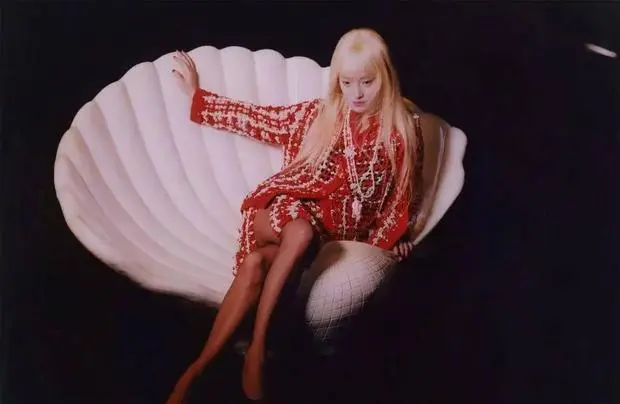 周迅坐贝壳椅，奇幻慵懒。