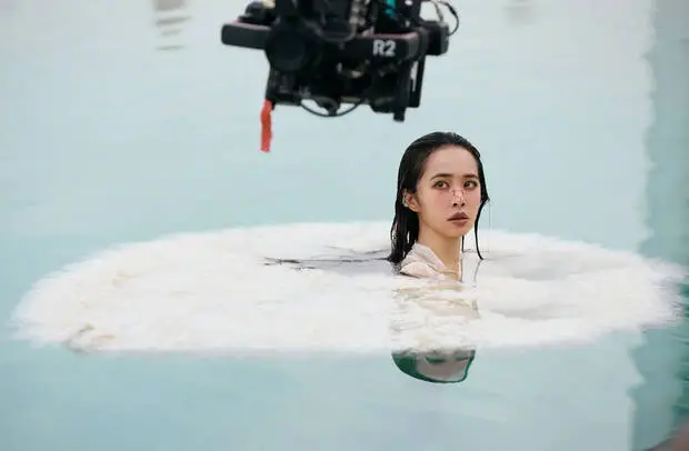 蔡依林侧颜精致，状态在线。