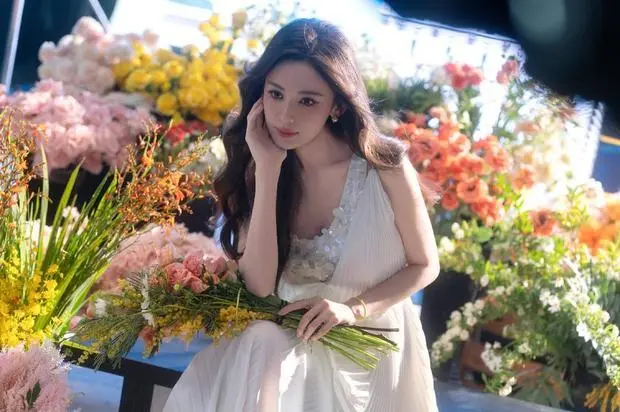 娜扎的妆容精致，美貌养眼。