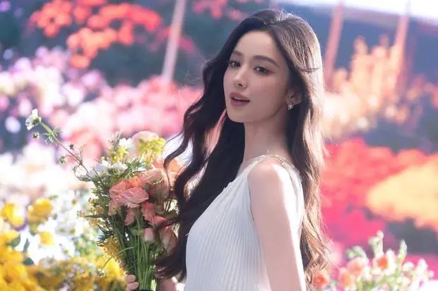 娜扎绽放温柔笑容，心情愉悦。