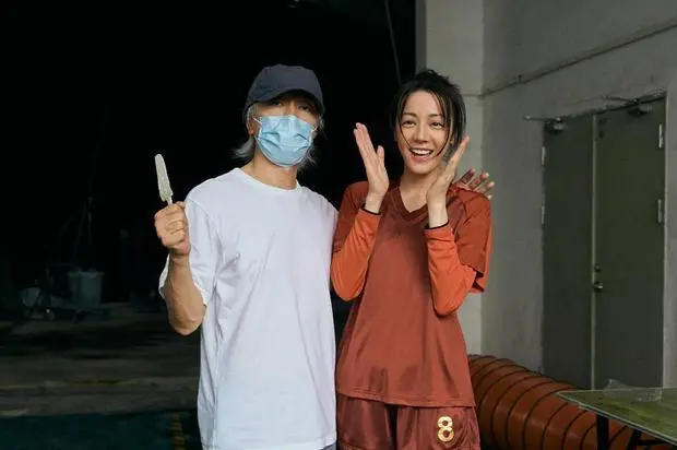 搜狐娱乐讯 22日，迪丽热巴最新《功夫女足》花絮照曝光，她与周星驰同框合影，面露灿烂笑容，心情大好。