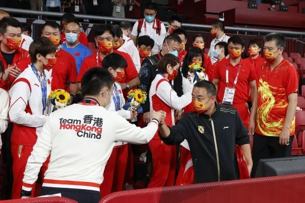 刘国梁主动邀请中国香港乒乓球队一起合影