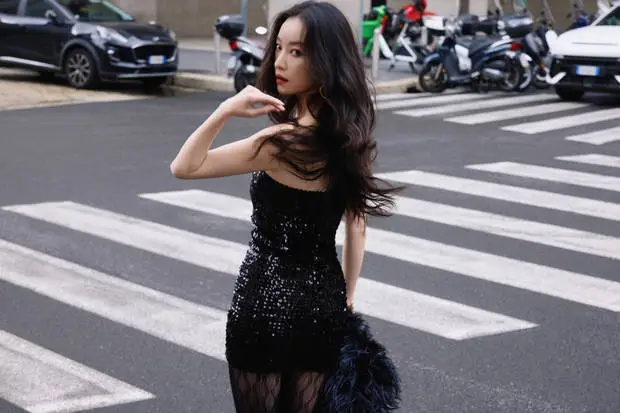 倪妮五官精致。