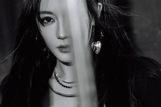 迪丽热巴拍摄氛围感大片。