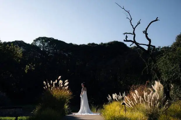 两人在雪山前拍照。