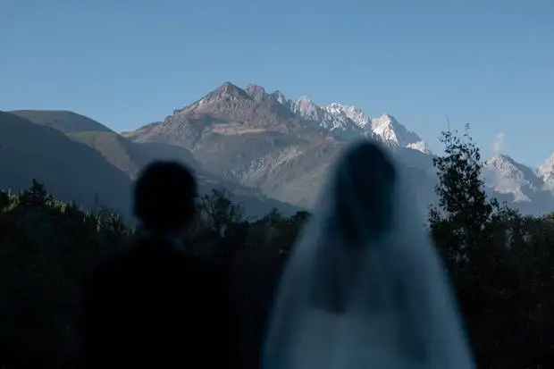 据悉，前年 5 月，霍启仁突然被曝向相恋 5 年的泰国女友求婚成功；去年 11 月，两人在云南玉龙雪山举办婚礼的照片释出；直至近日，南枫终于在社交平台分享了婚礼现场照。