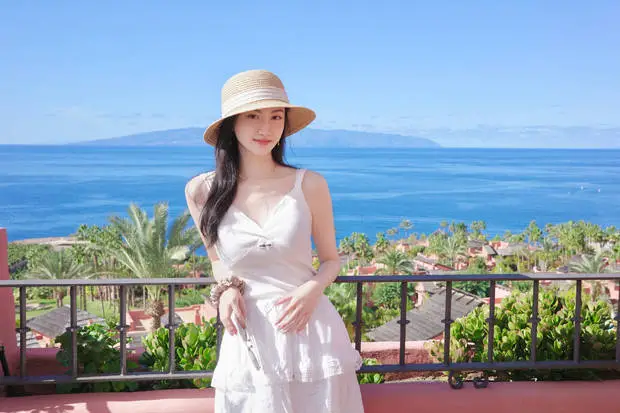 搜狐娱乐讯 4日，景甜在社交平台上分享海边美照，并配文称：&ldquo;美好的风景，要和你们分享！&rdquo;